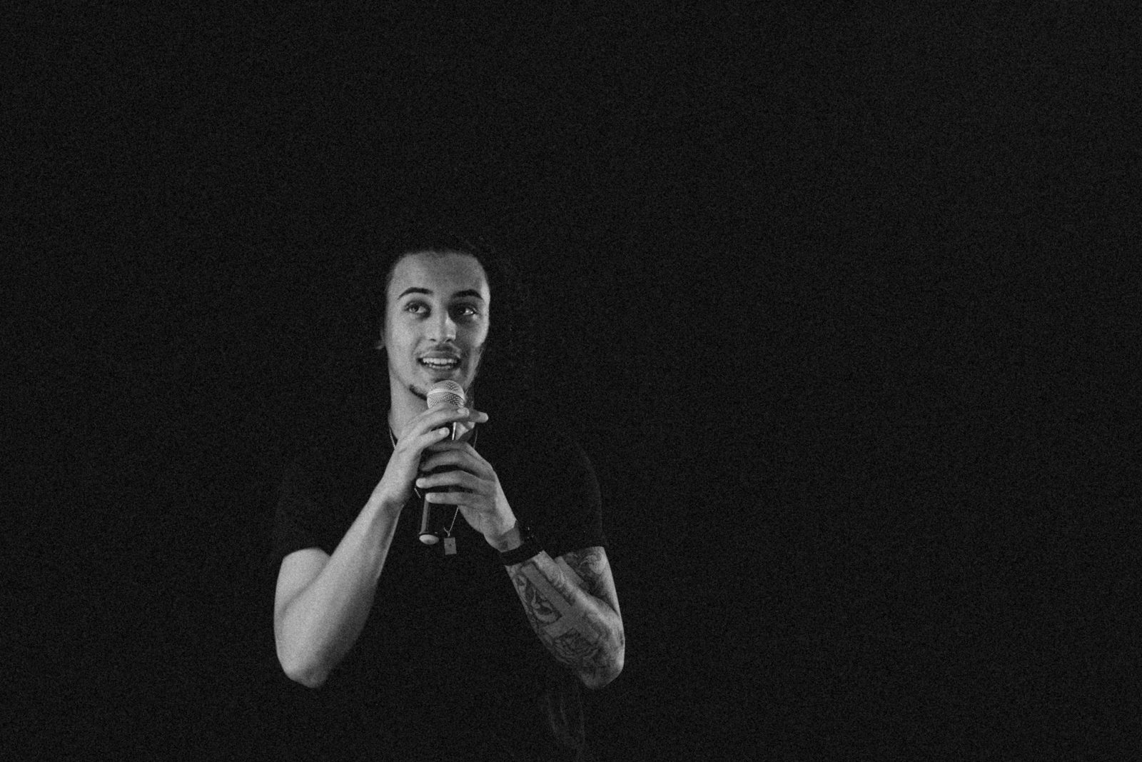 Eliaz Ferraz palestrando com microfone no palco